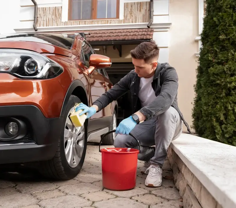 Lavage auto à domicile Lonlay-l'Abbaye : professionnel intervenant sur un véhicule